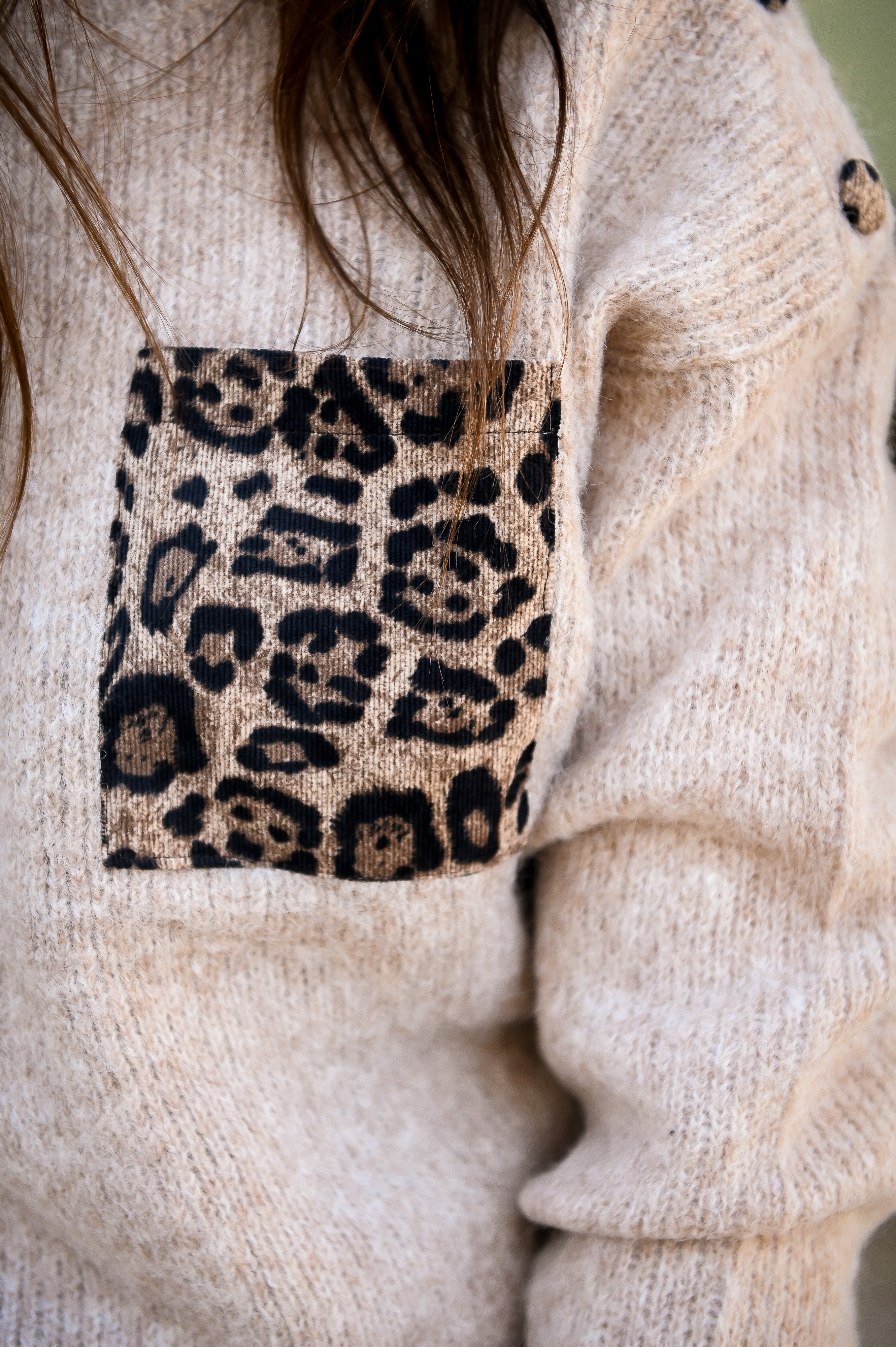 Pull taupe, avec poche devant léopard