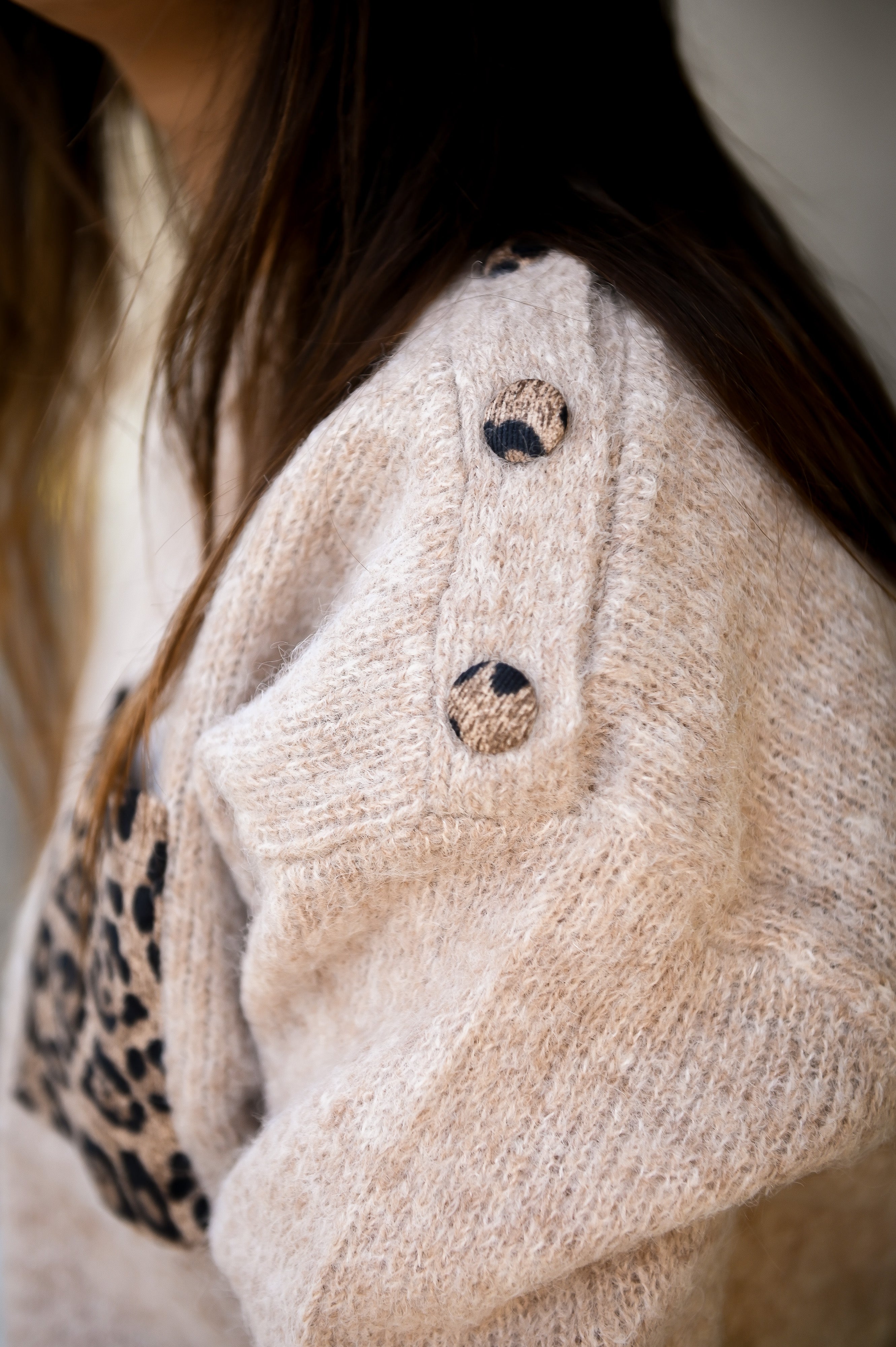 Pull taupe, avec poche devant léopard