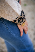 Pull taupe, avec poche devant léopard