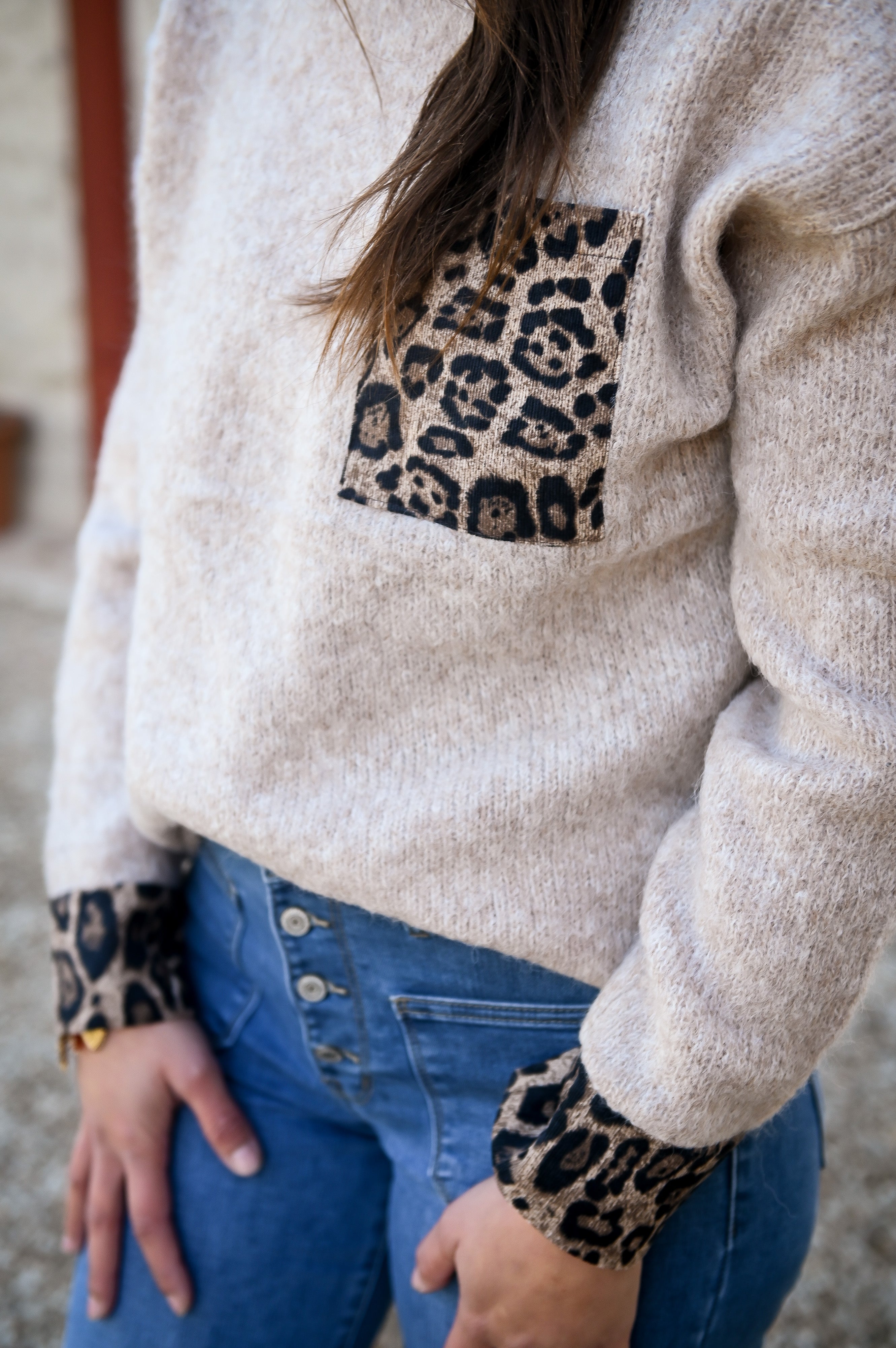 Pull taupe, avec poche devant léopard