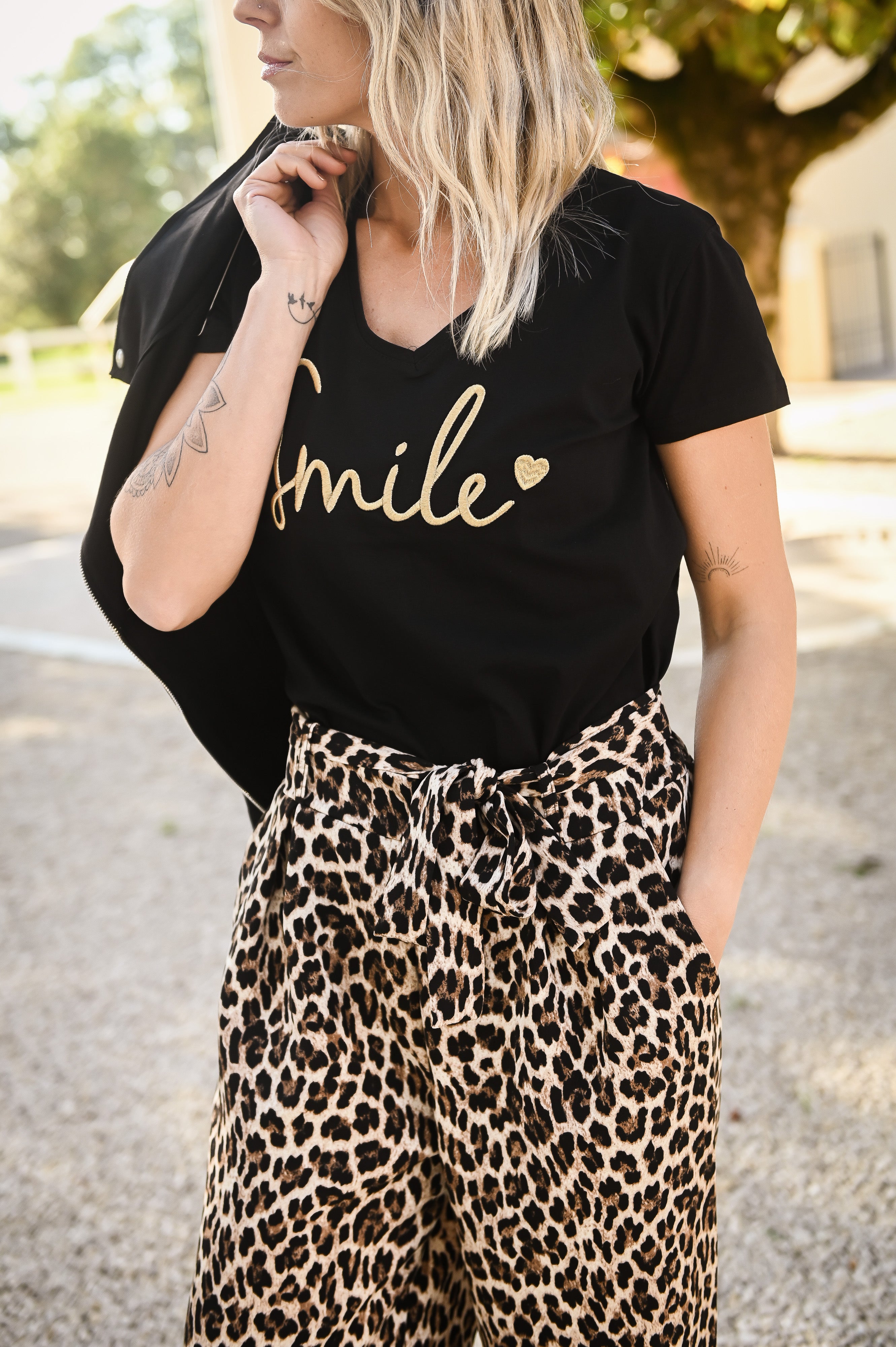 T-shirt noir brodé "Smile" doré la boutique de lydie