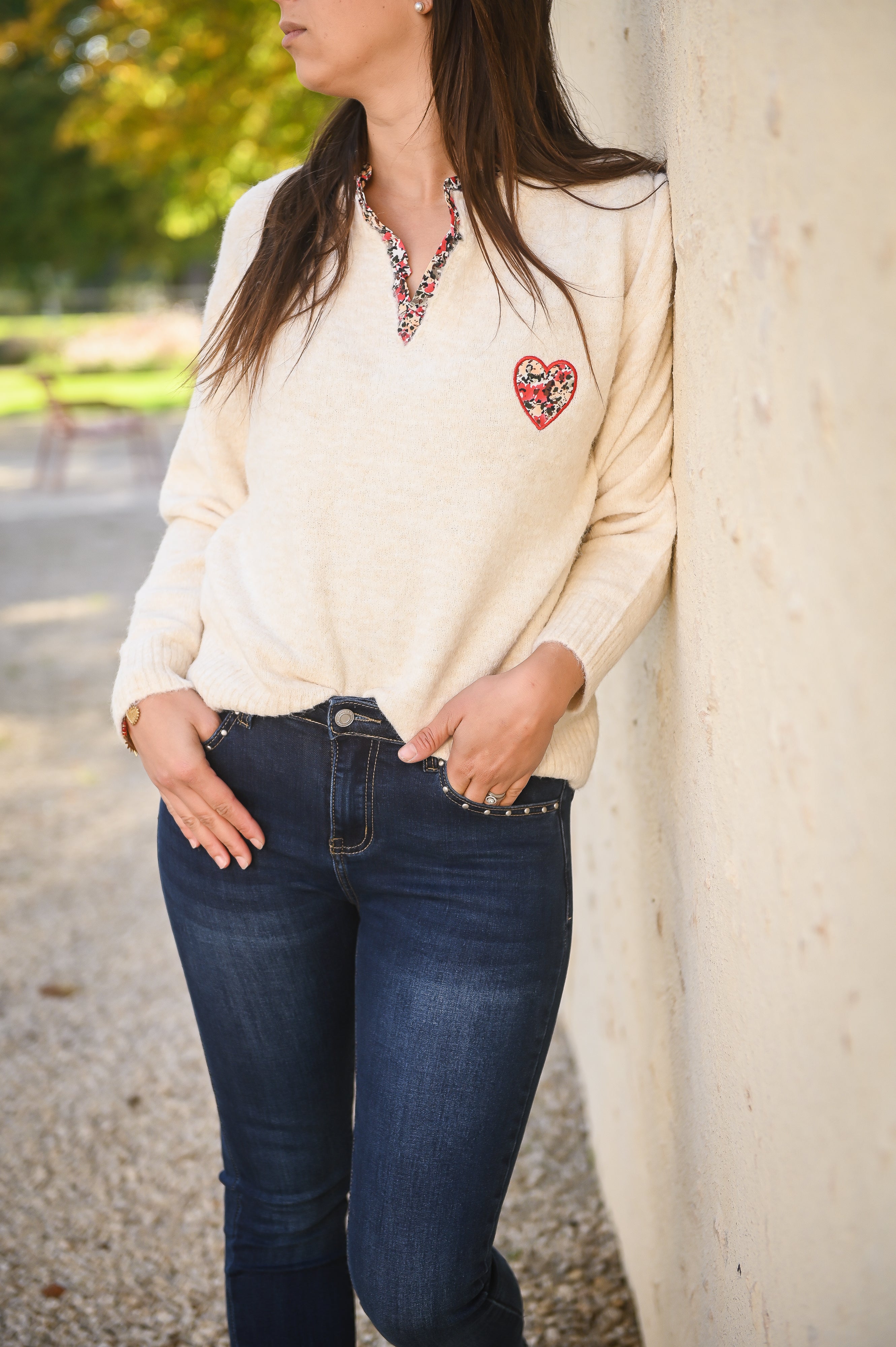 Pull beige clair col V fleuri la boutique de lydie