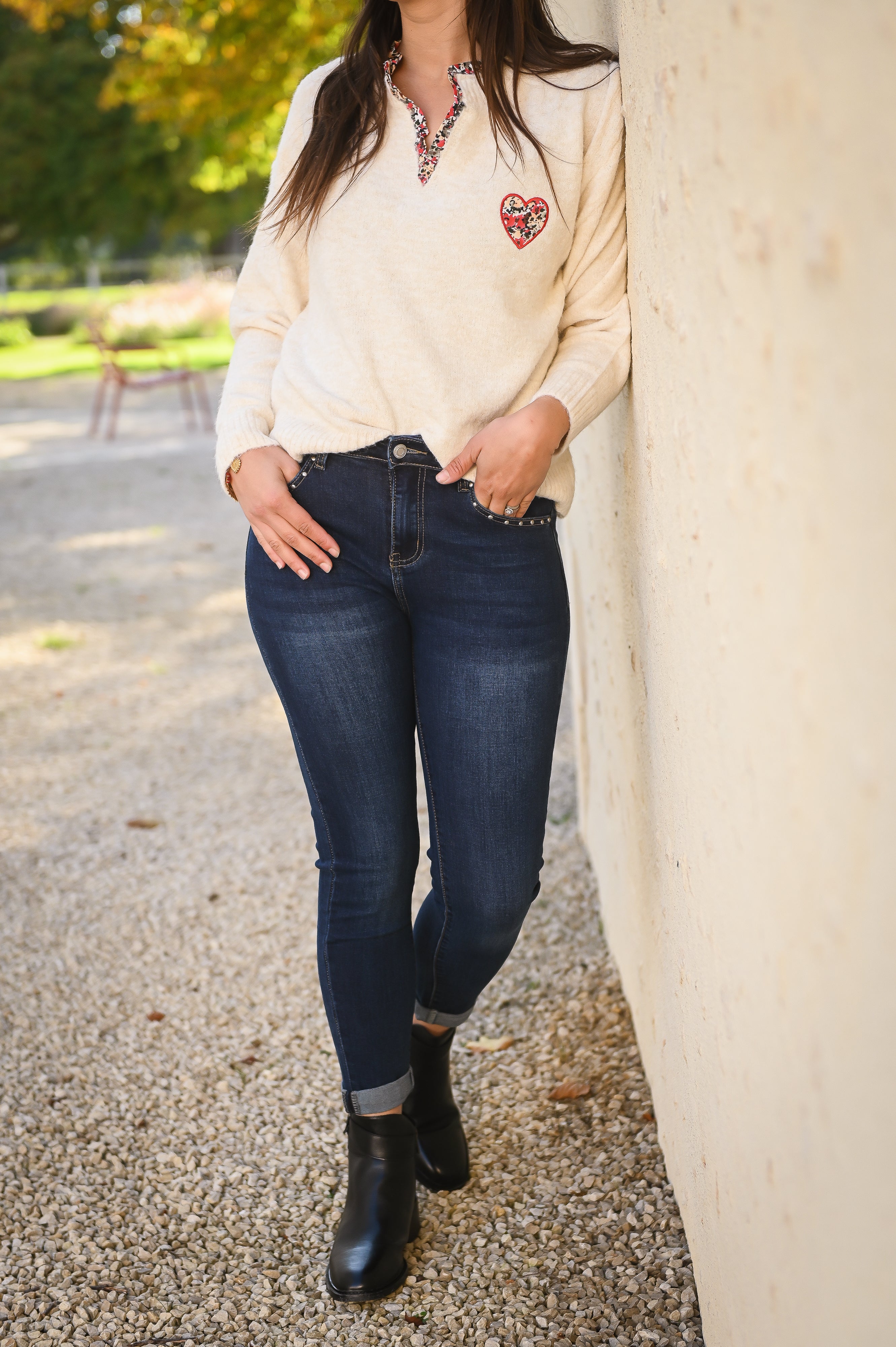 Pull beige clair col V fleuri la boutique de lydie