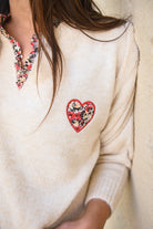 Pull beige clair col V fleuri la boutique de lydie