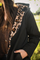 Parka noir  mi longue avec fourrure léopard la boutique de lydie