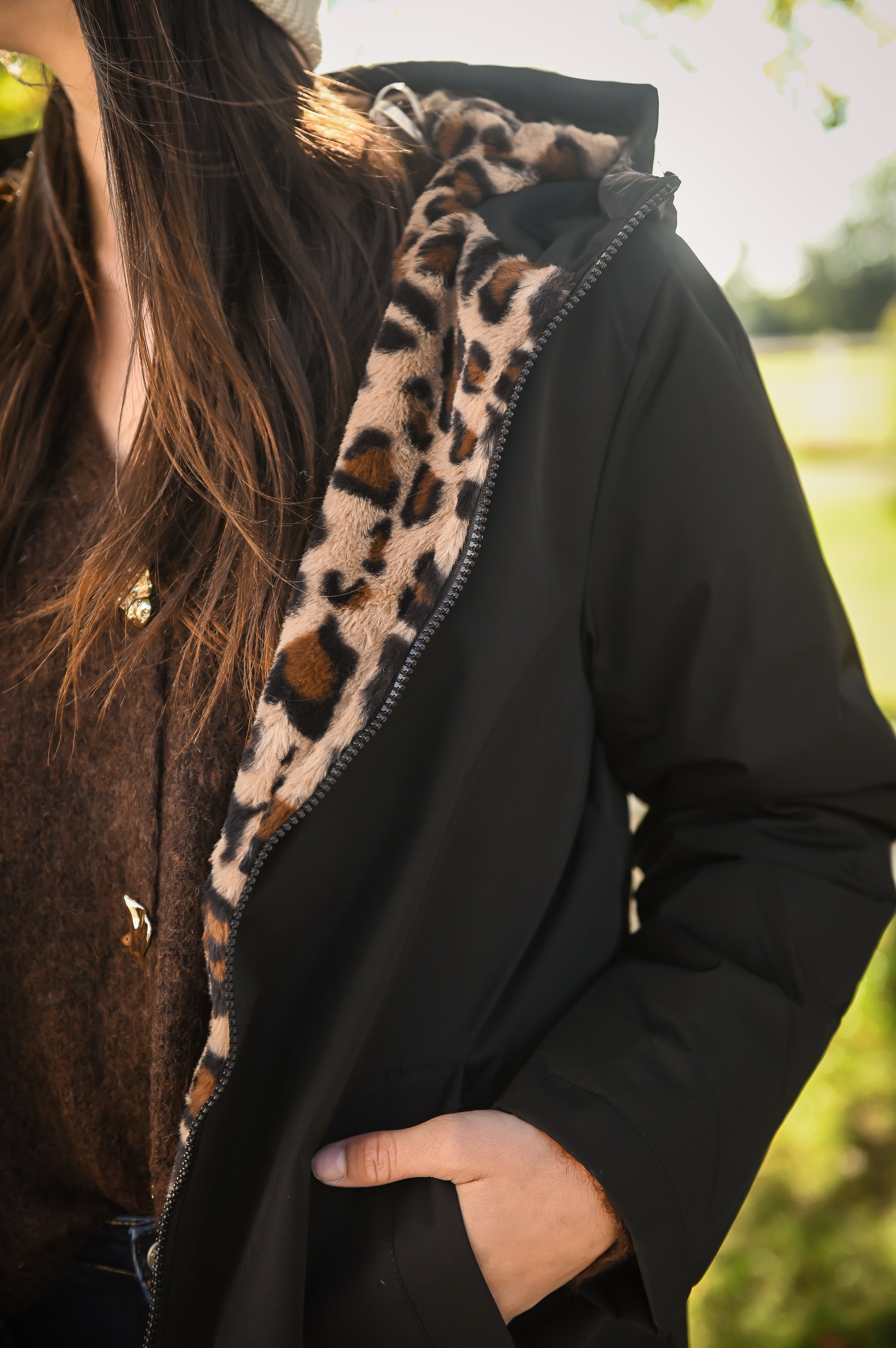 Parka noir  mi longue avec fourrure léopard la boutique de lydie