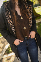 Parka noir  mi longue avec fourrure léopard la boutique de lydie