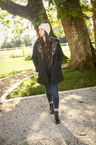 Parka noir  mi longue avec fourrure léopard la boutique de lydie