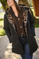 Parka noir  mi longue avec fourrure léopard la boutique de lydie