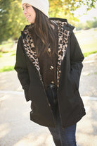 Parka noir  mi longue avec fourrure léopard la boutique de lydie