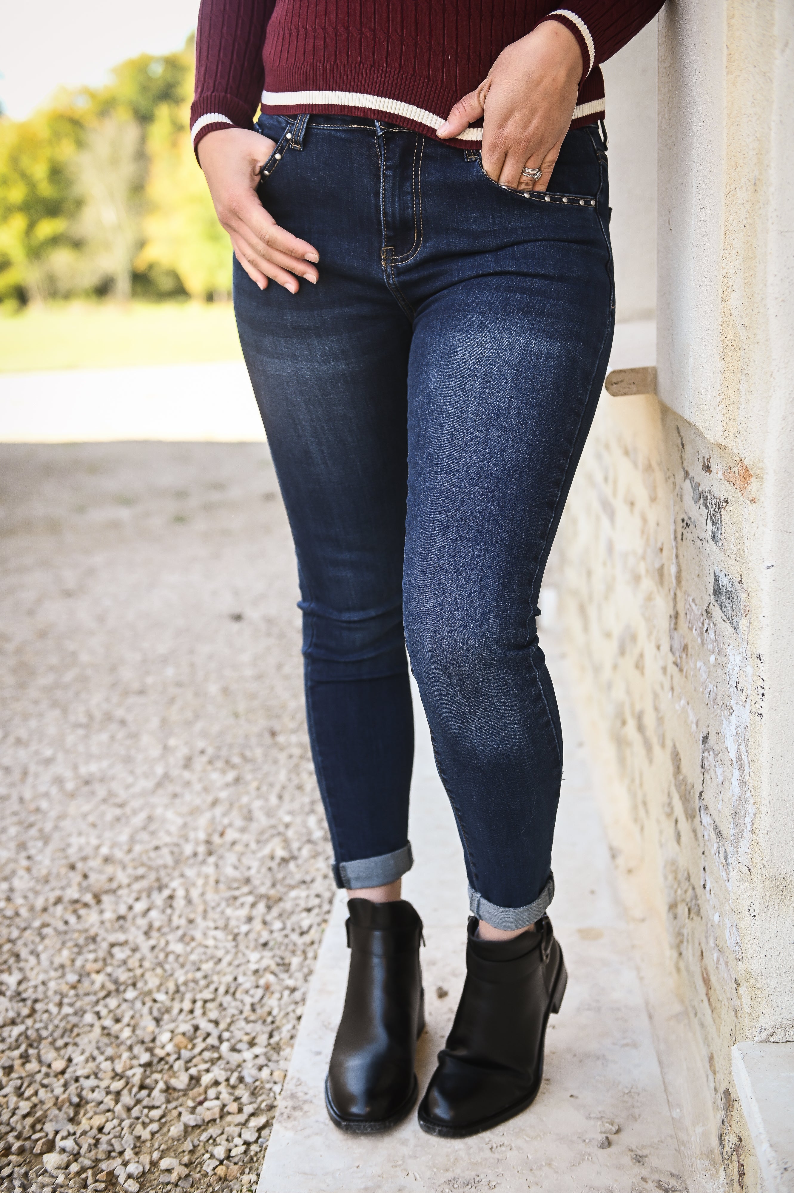 Jean slim bleu foncé, clous argenté femme