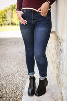 Jean slim bleu foncé, clous argenté femme