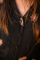 Chemise noire avec fleurs brodées la boutique de lydie 