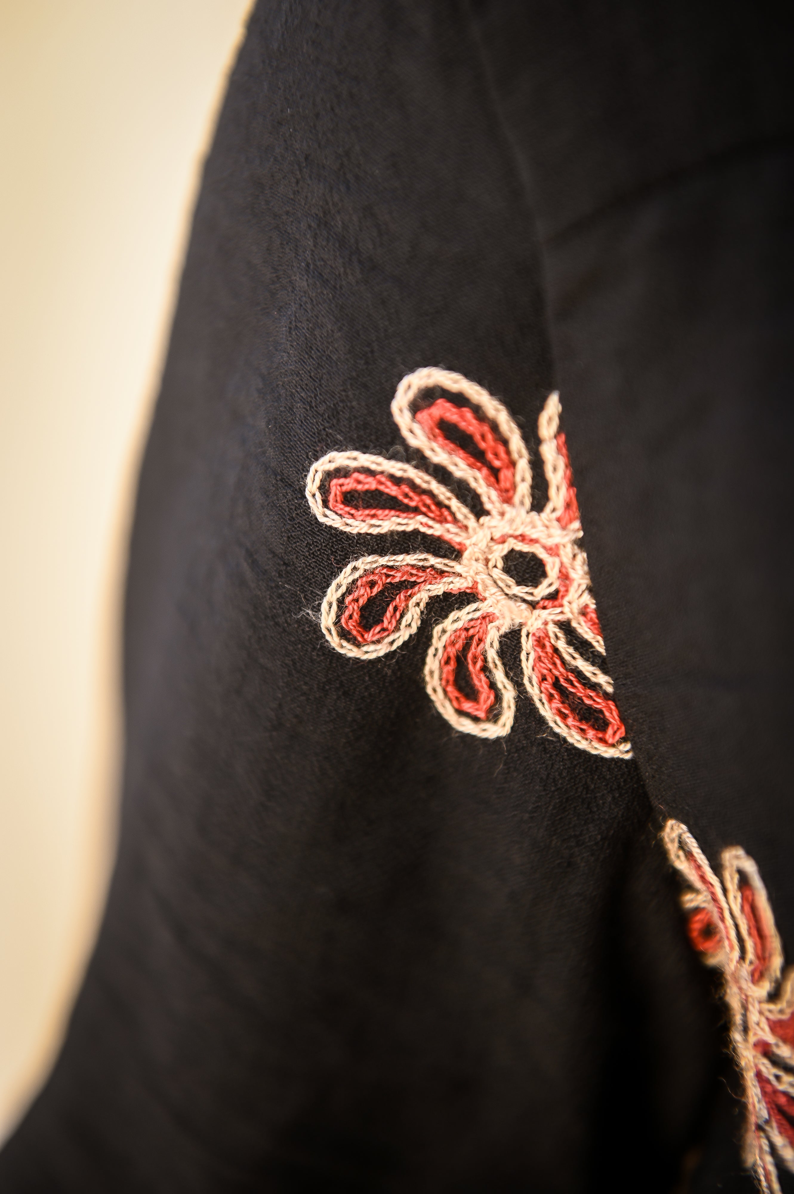 Chemise noire avec fleurs brodées la boutique de lydie 