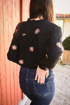Chemise noire avec fleurs brodées la boutique de lydie 