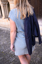 Charger l&#39;image dans la galerie, Robe courte écru avec motif géométrique bleu la boutique de lydie
