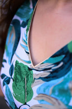 Charger l&#39;image dans la galerie, Blouse verte fleuri manche courte 
