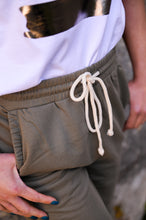 Charger l&#39;image dans la galerie, Pantalon de jogging kaki femme 
