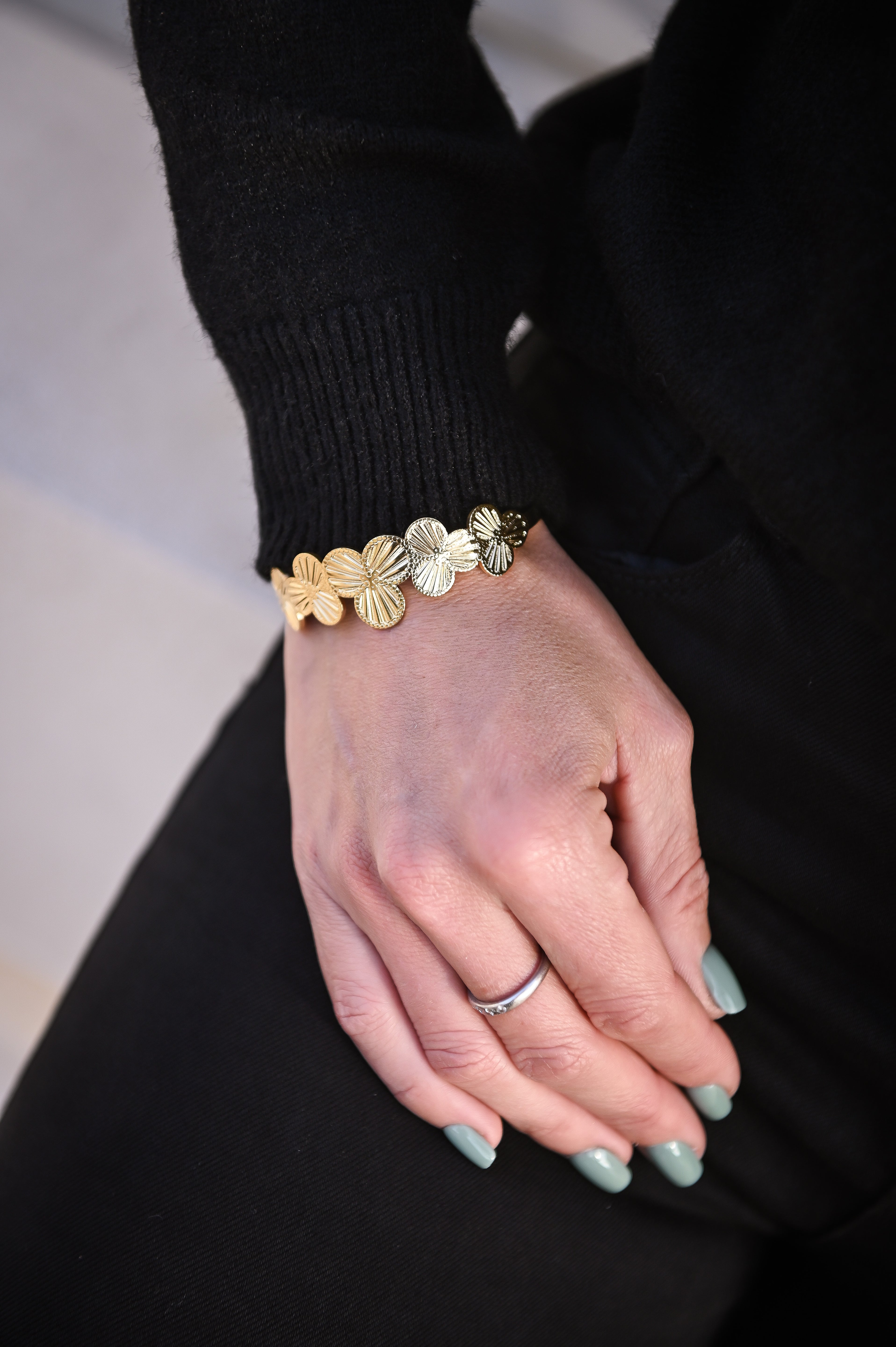 Bracelet en jonc rigide acier inoxydable or motif fleurs