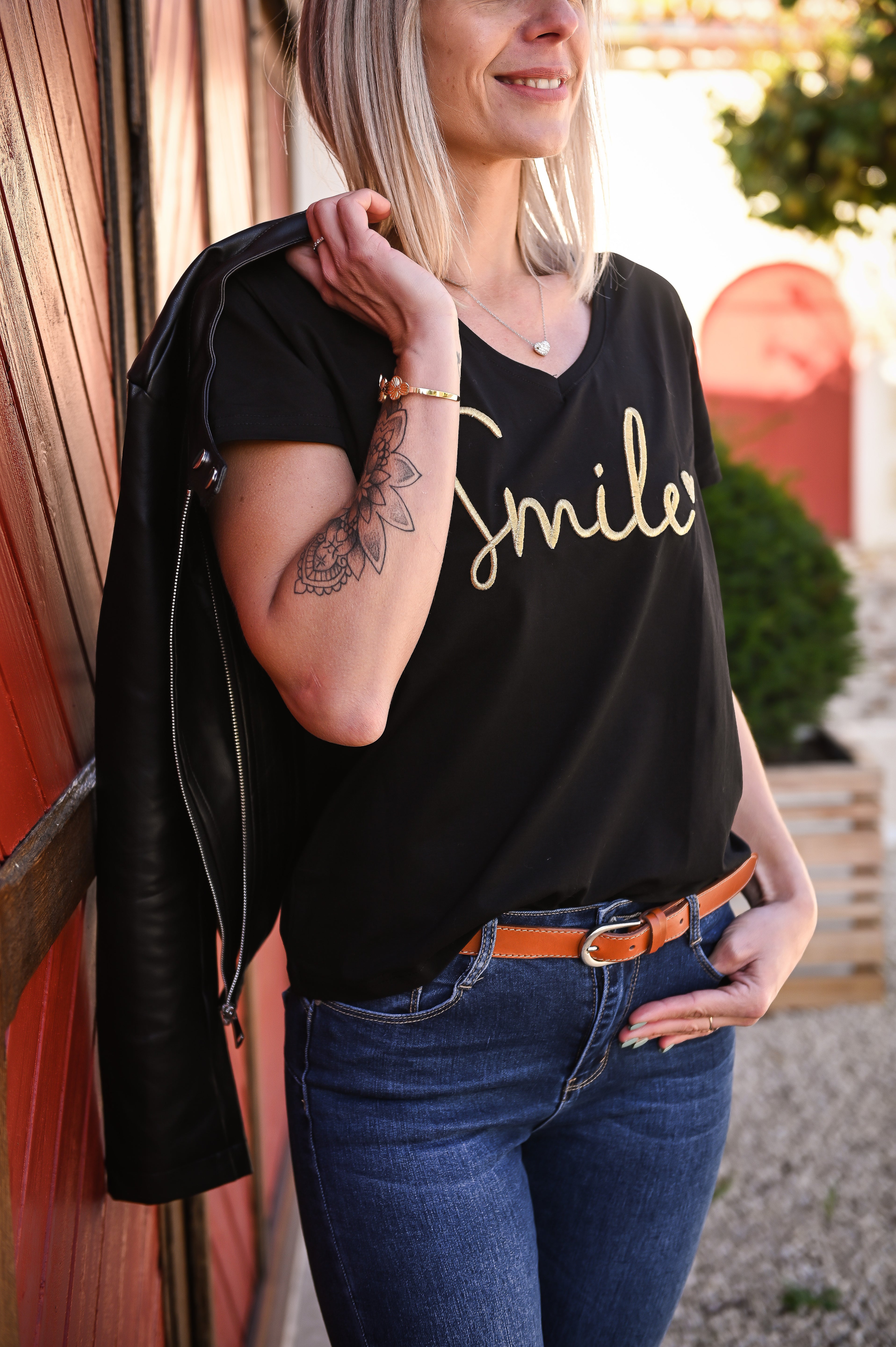 T-shirt noir brodé "Smile" doré la boutique de lydie