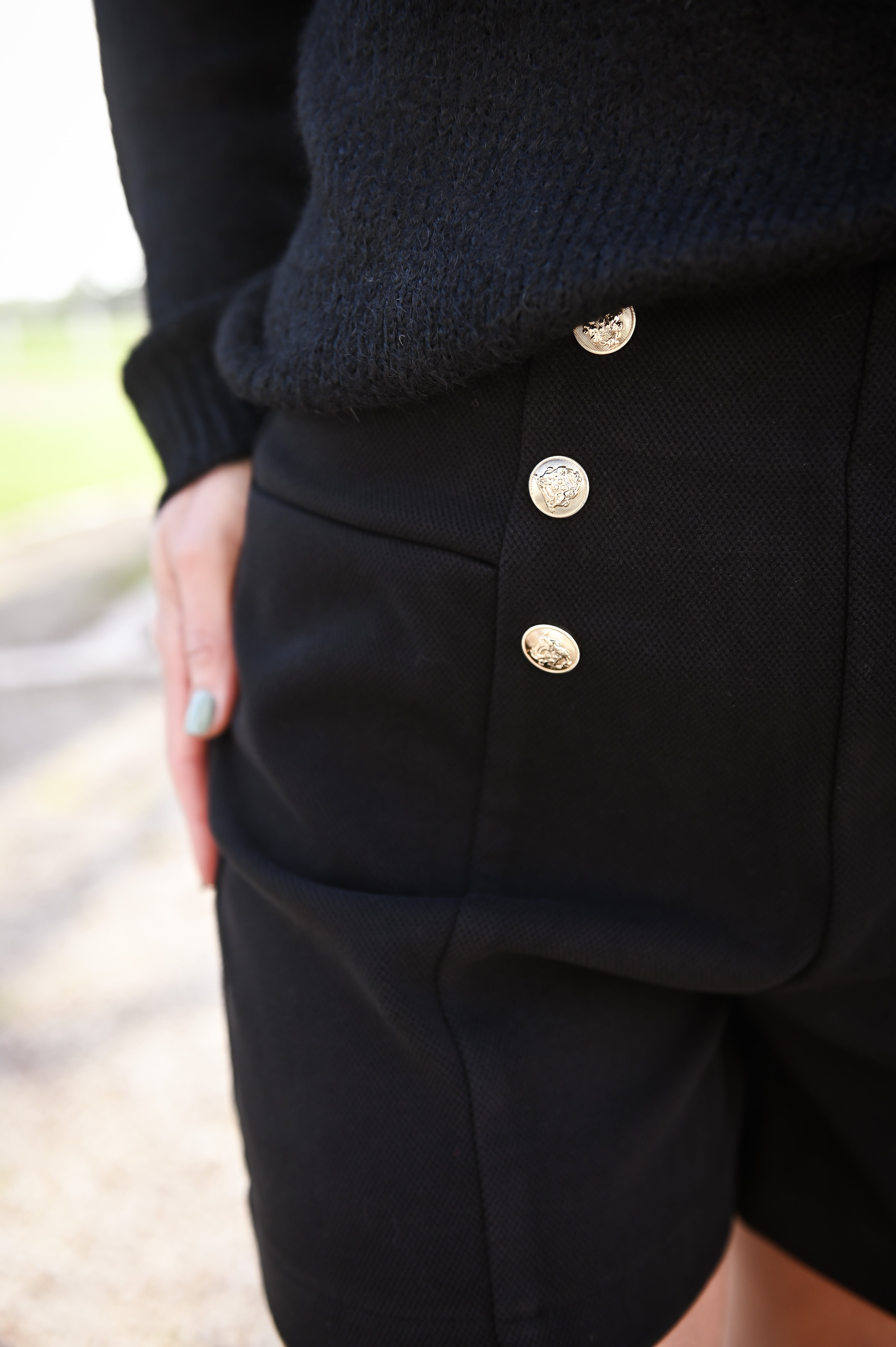 Short noir effet tweed avec boutons dorés