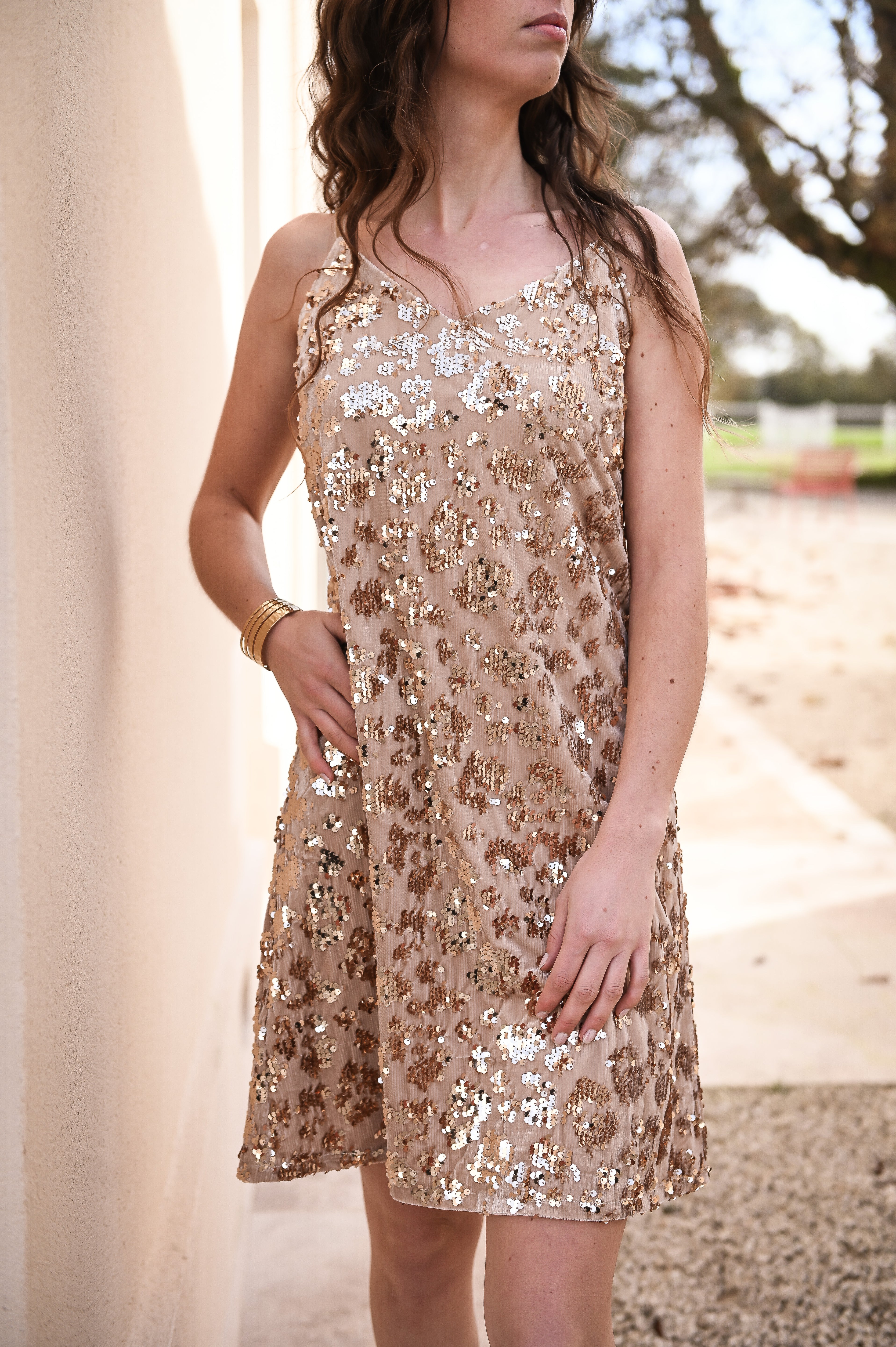 Robe beige sequin doré