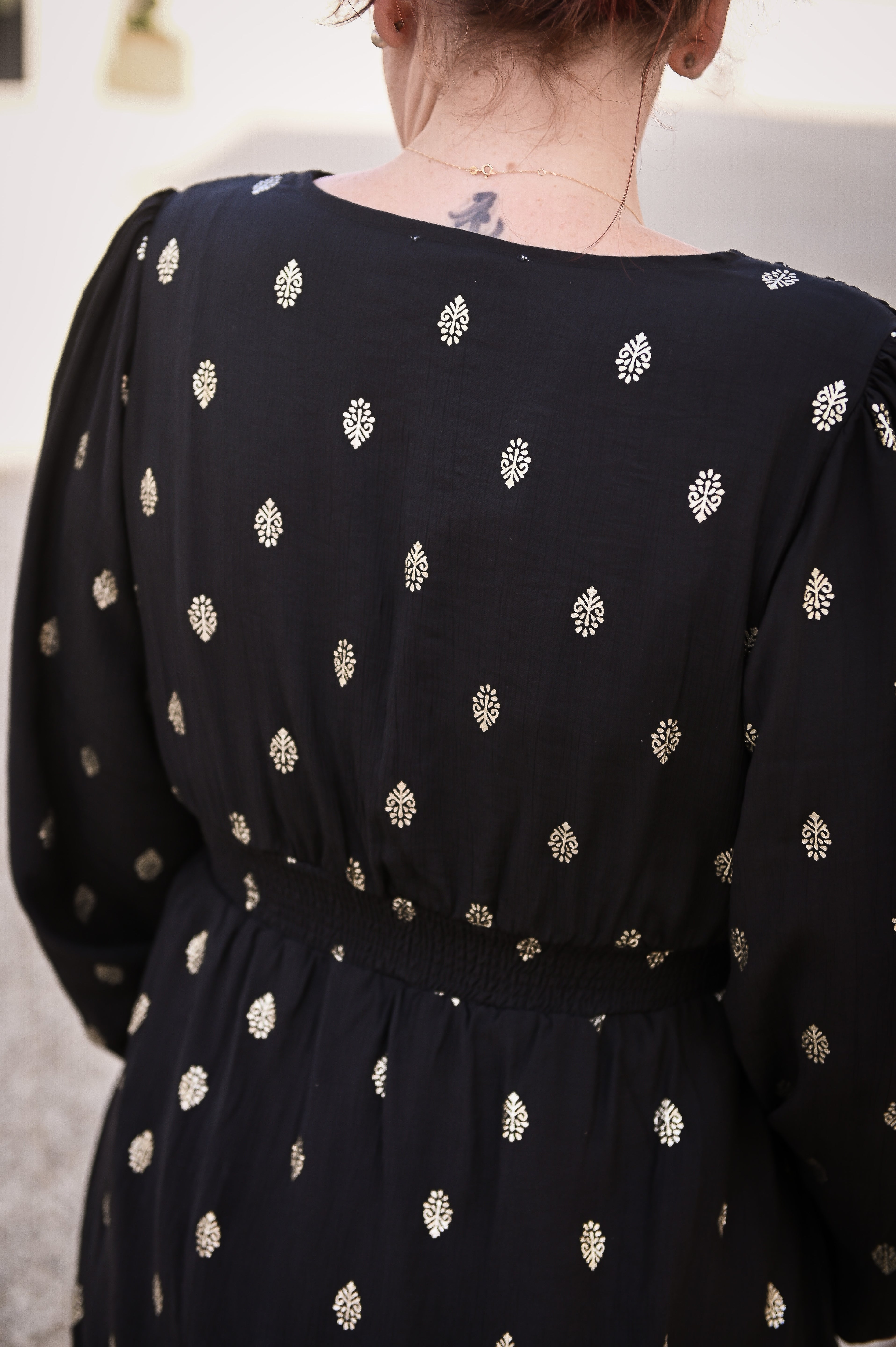 Robe manches longues noir à motif doré