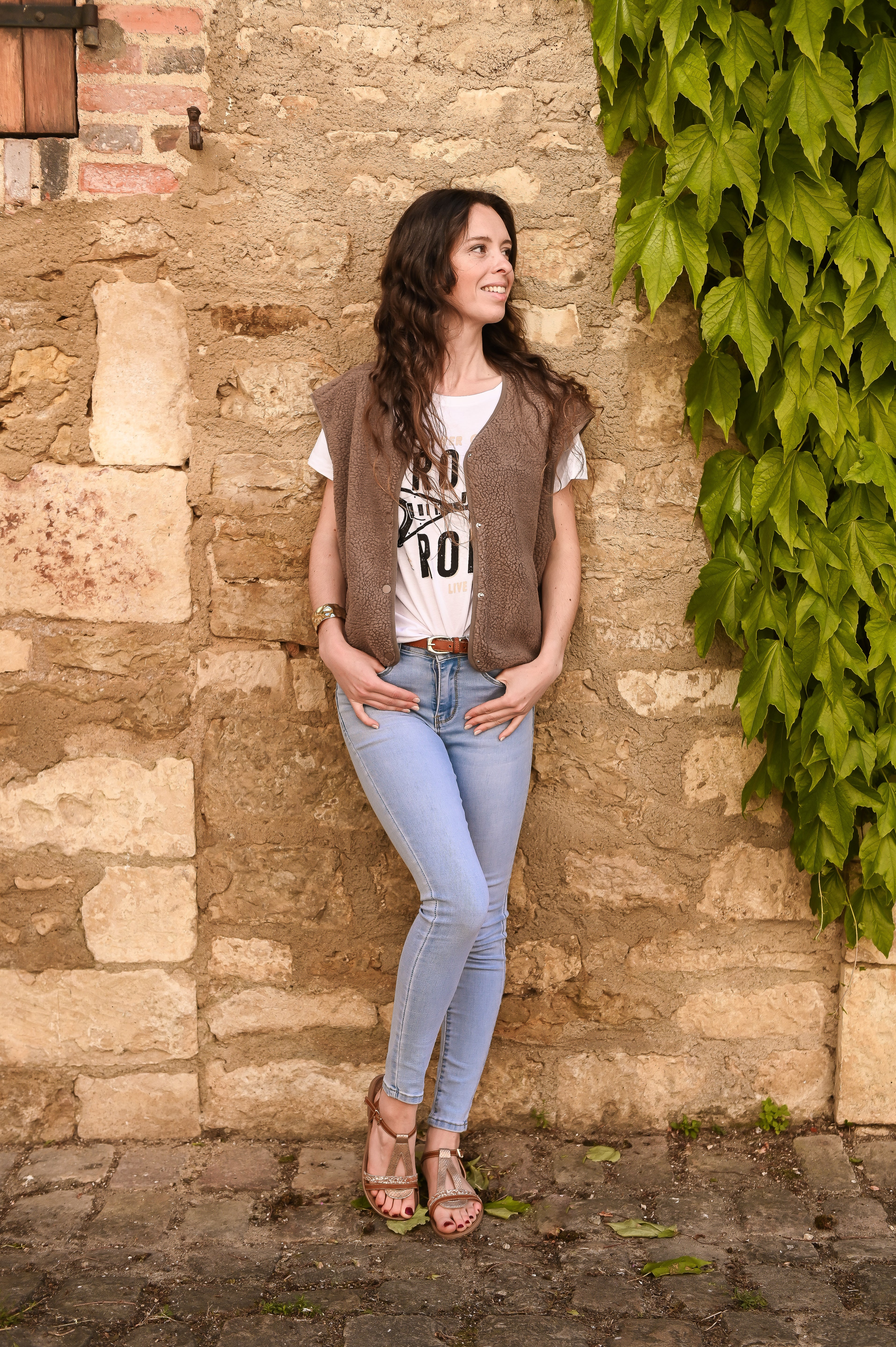 Gilet sans manches taupe, effet bouclée la boutqiue de lydie