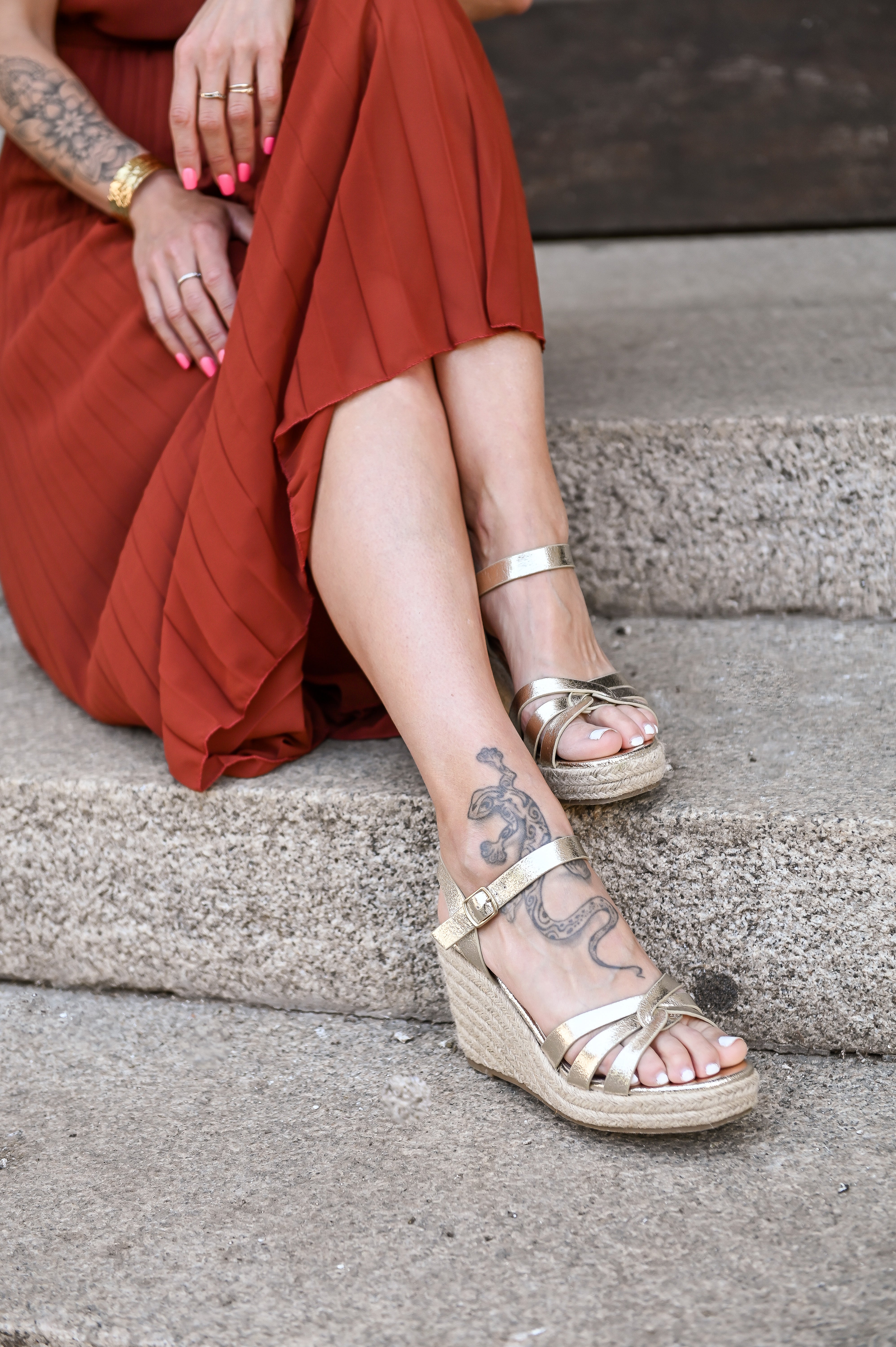 Sandales compensée dorée type espadrille 