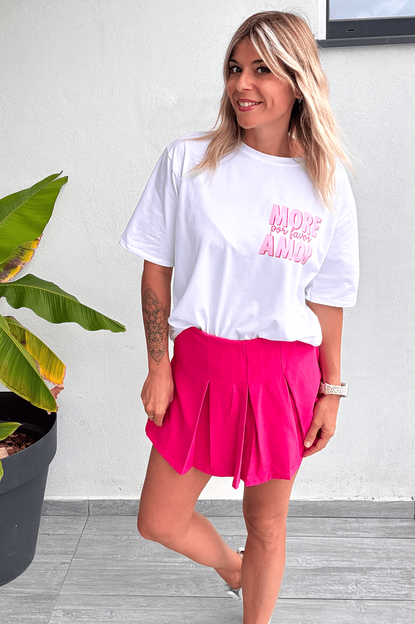 Jupe short fuchsia, plissé sur le devant