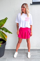 Jupe short fuchsia, plissé sur le devant