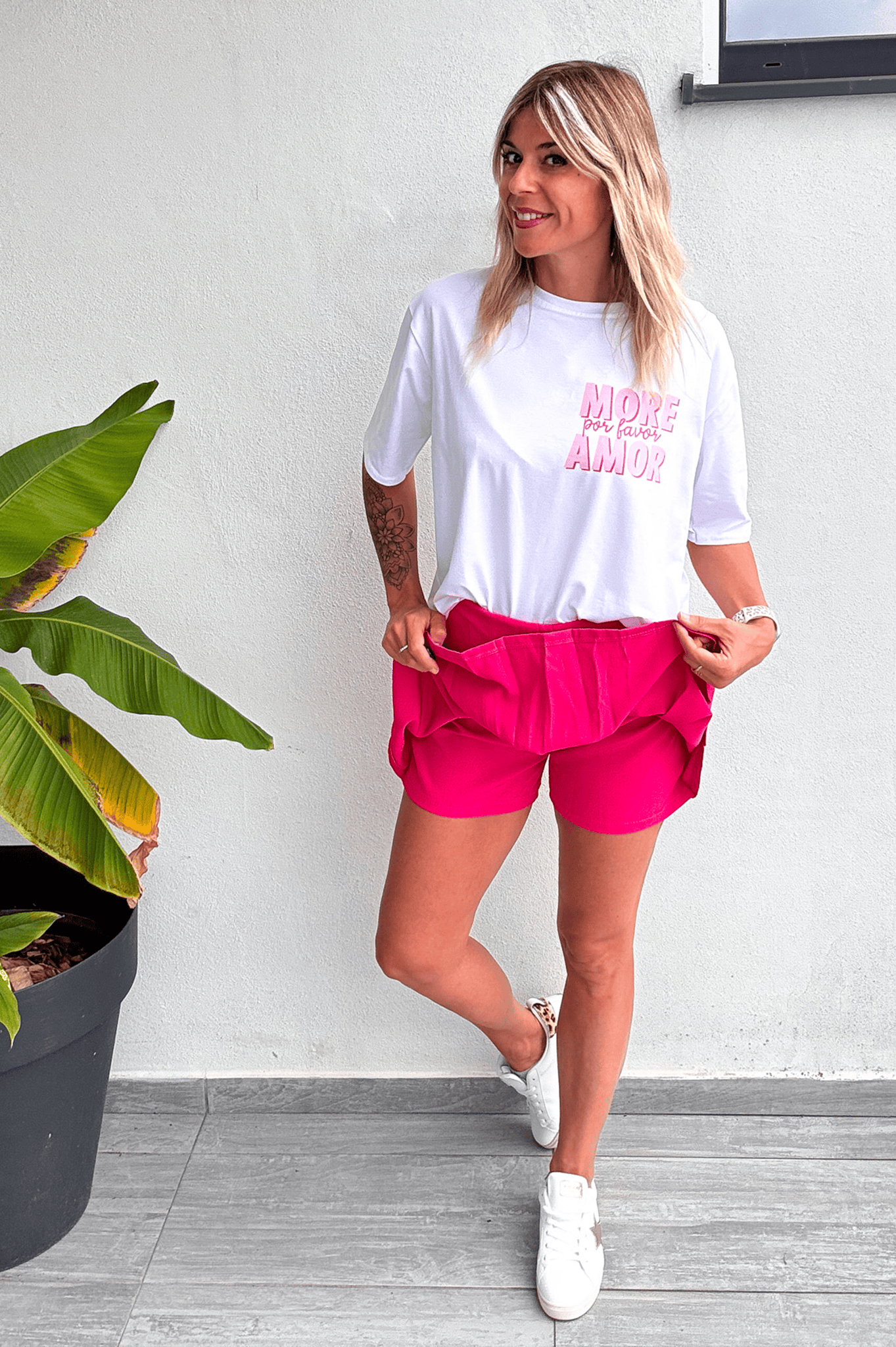 Jupe short fuchsia, plissé sur le devant