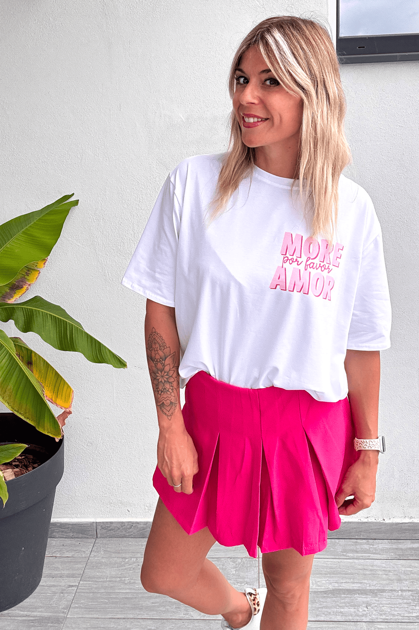 Jupe short fuchsia, plissé sur le devant