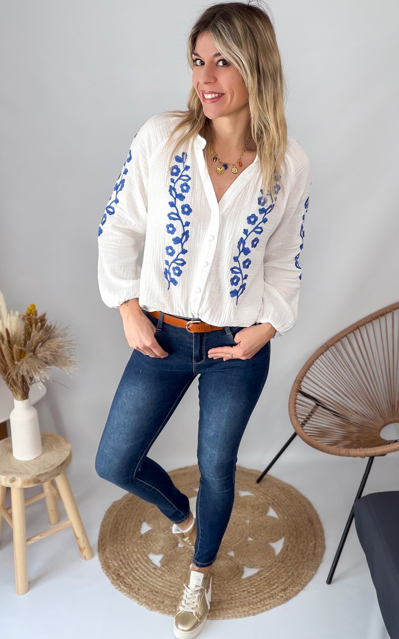 Blouse en Gaze de Coton Blanche Brodée Bleue la boutique de lydie
