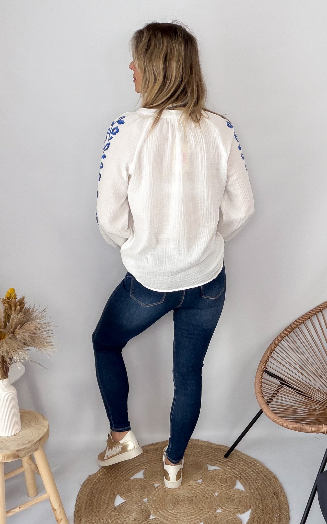 Blouse en Gaze de Coton Blanche Brodée Bleue la boutique de lydie