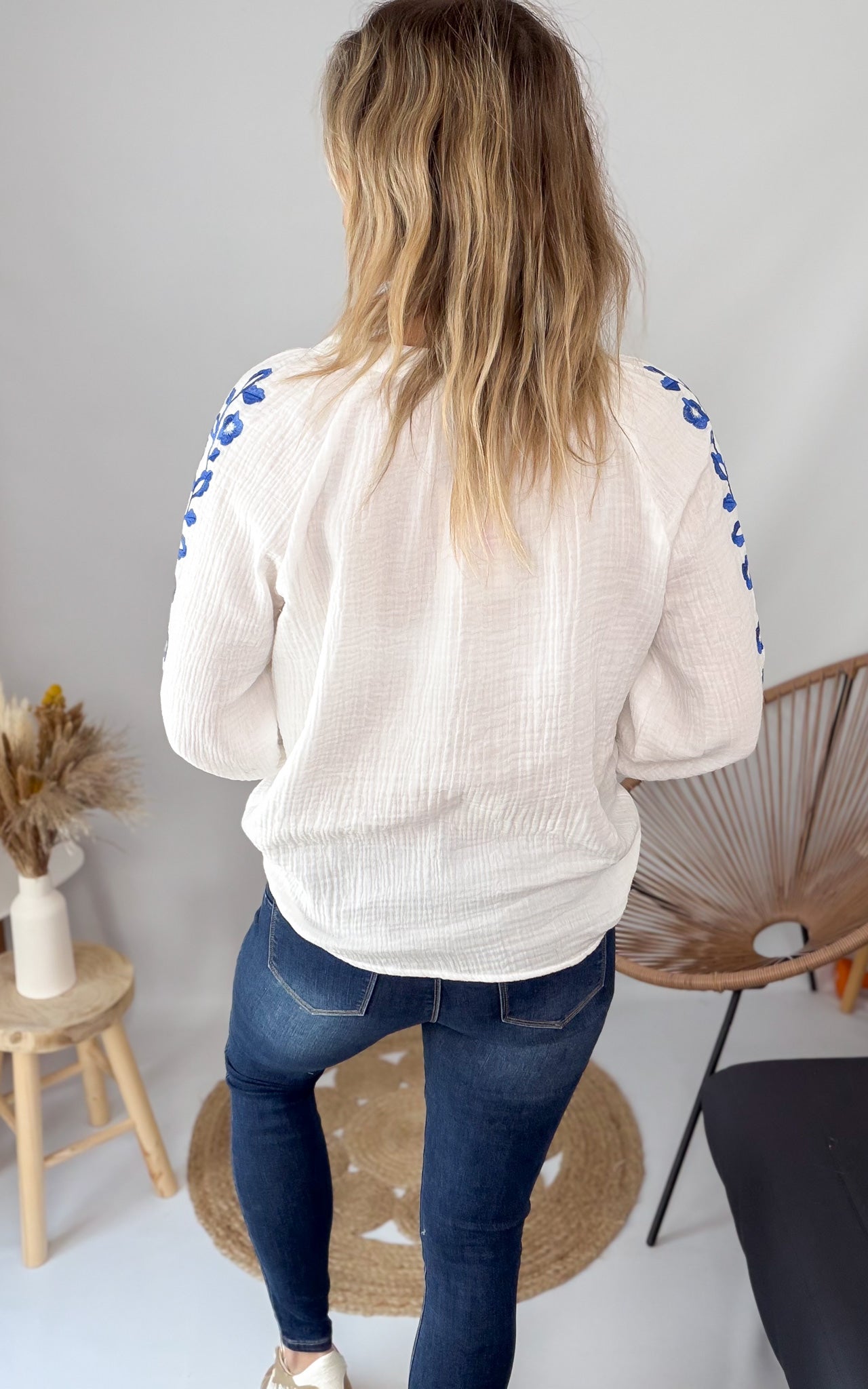 Blouse en Gaze de Coton Blanche Brodée Bleue la boutique de lydie