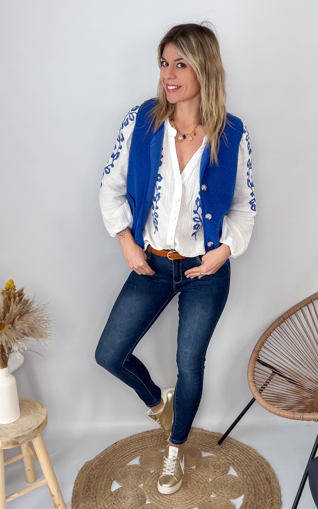 Blouse en Gaze de Coton Blanche Brodée Bleue la boutique de lydie