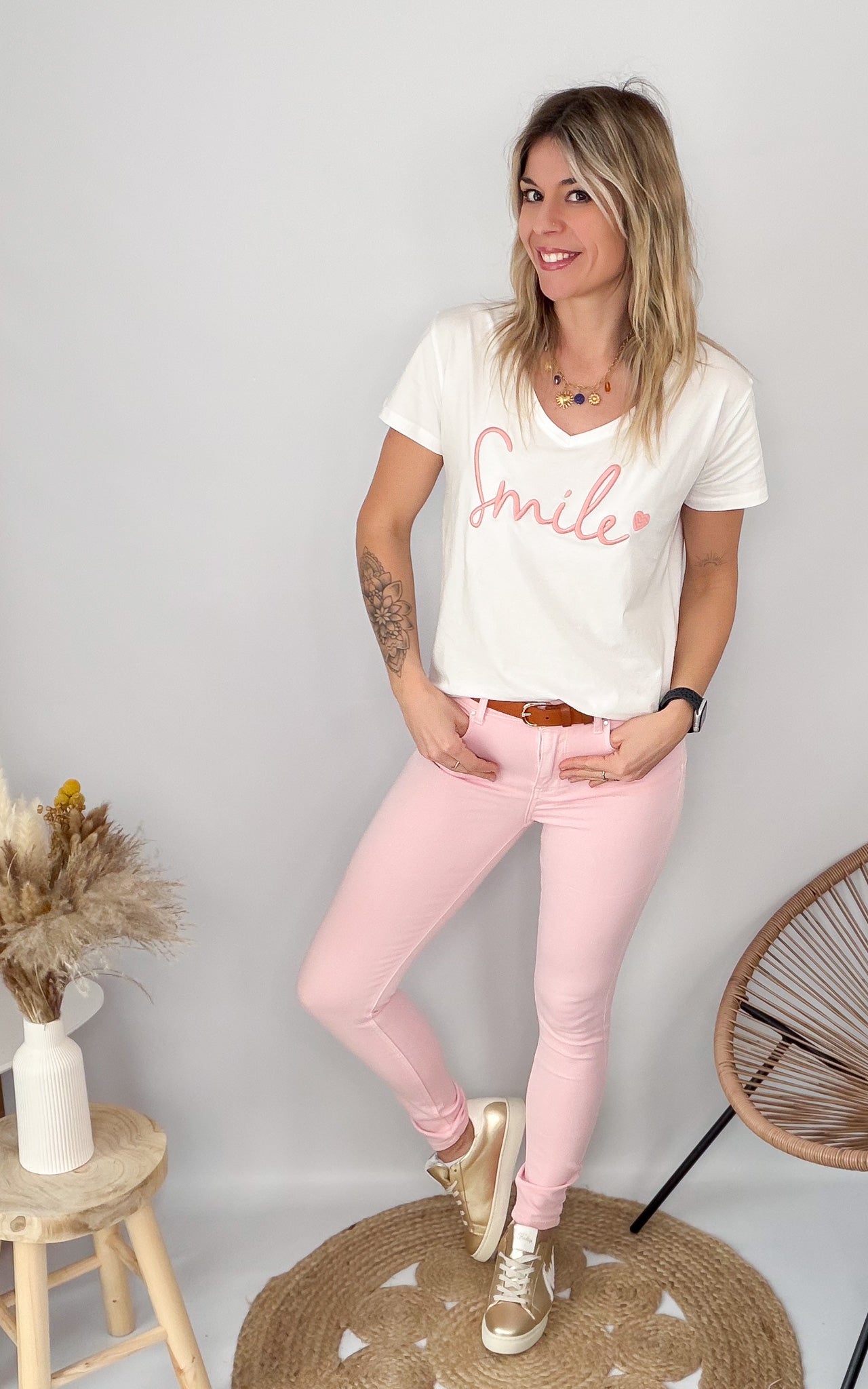 T-shirt blanc brodé "Smile" rose