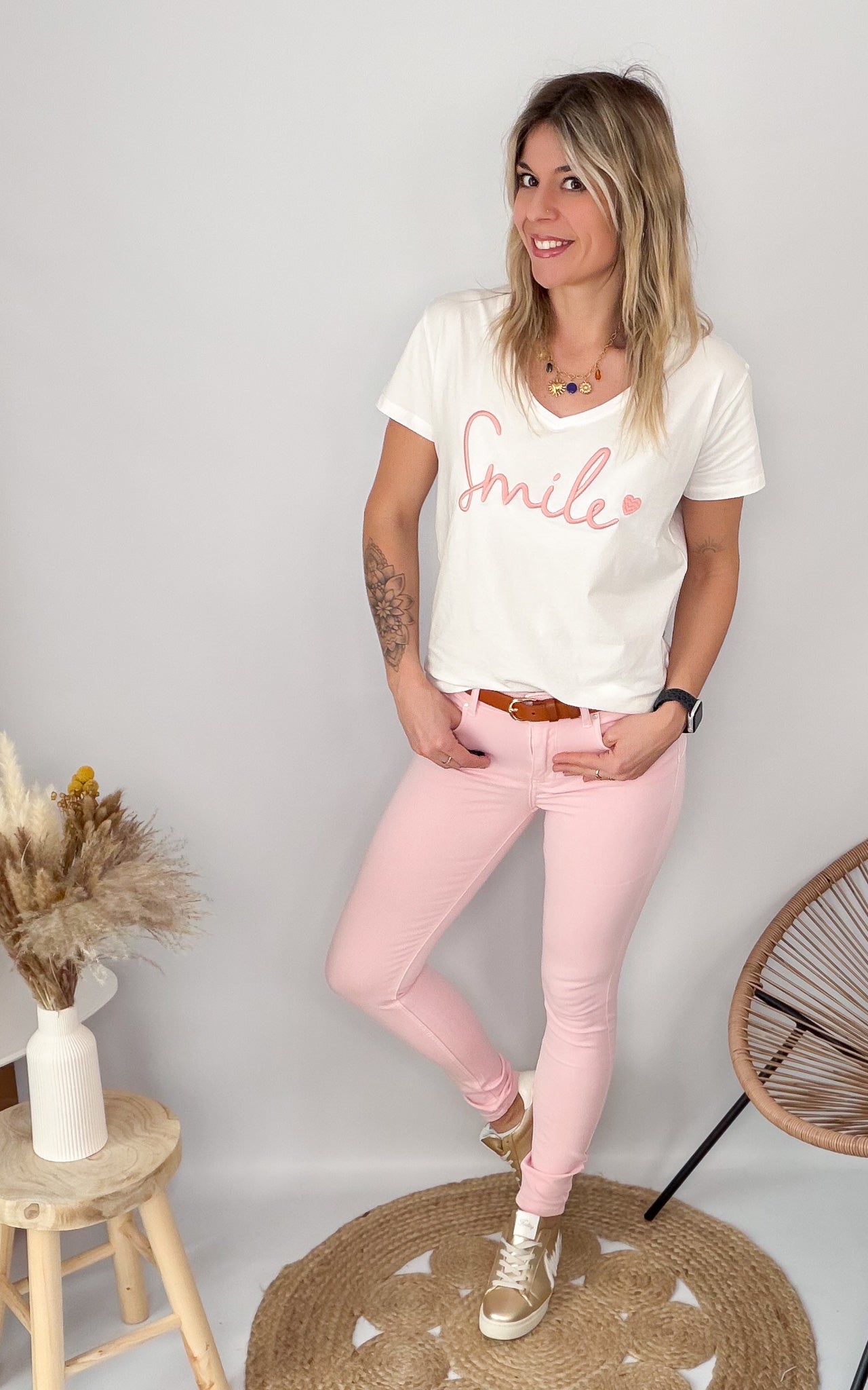 T-shirt blanc brodé "Smile" rose