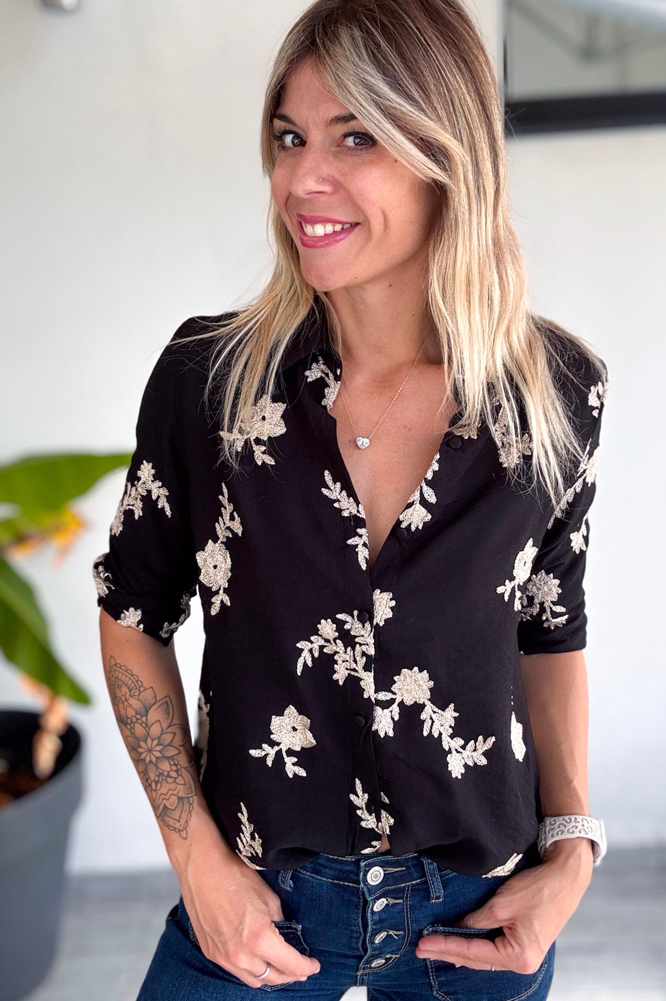 Chemise noir brodé beige la boutique de lydie