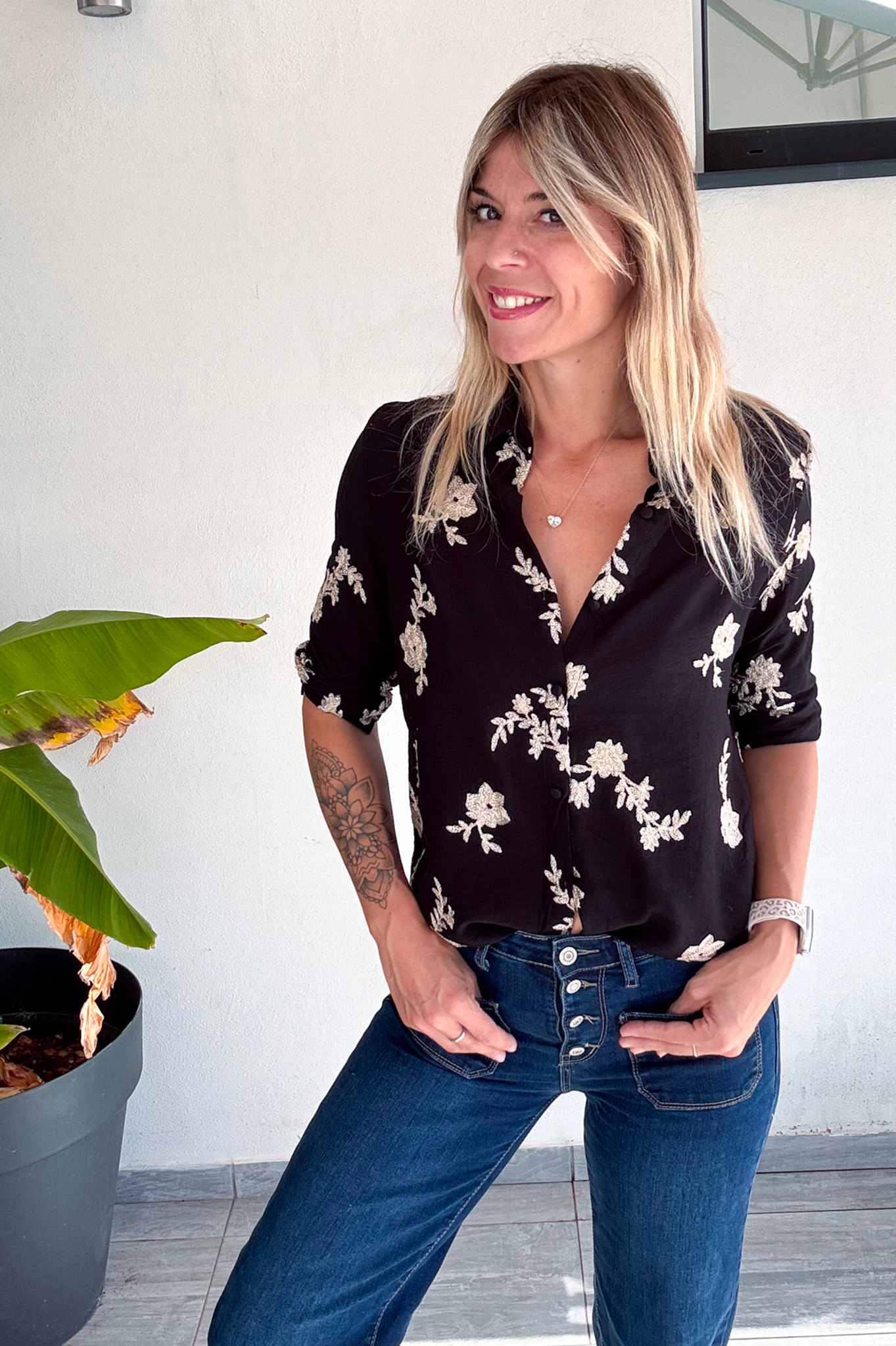 Chemise noir brodé beige
