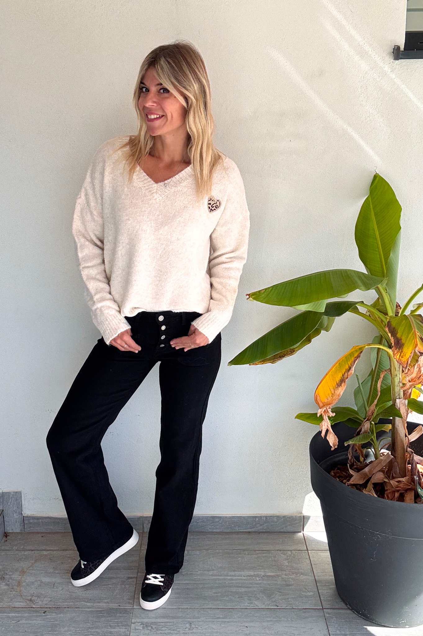 Pull beige col V, broderie coeur léopard