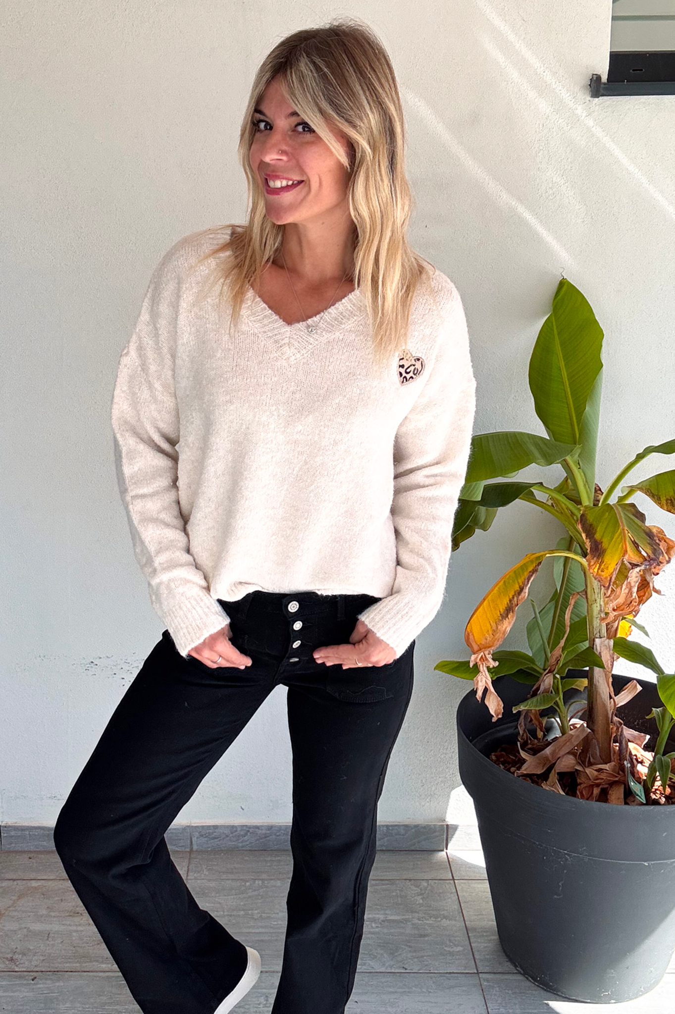 Pull beige col V, broderie coeur léopard