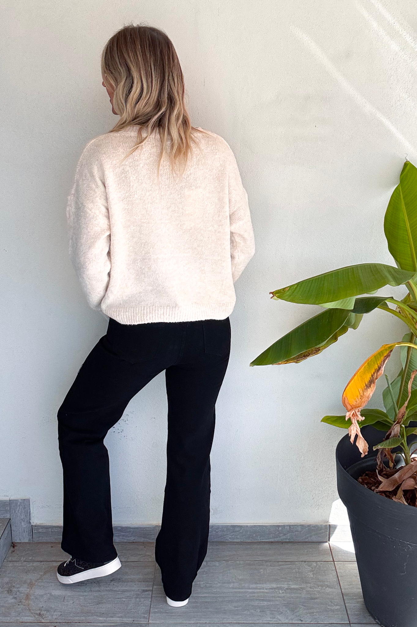 Pull beige col V, broderie coeur léopard