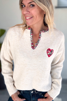 Pull beige clair col V fleuri 