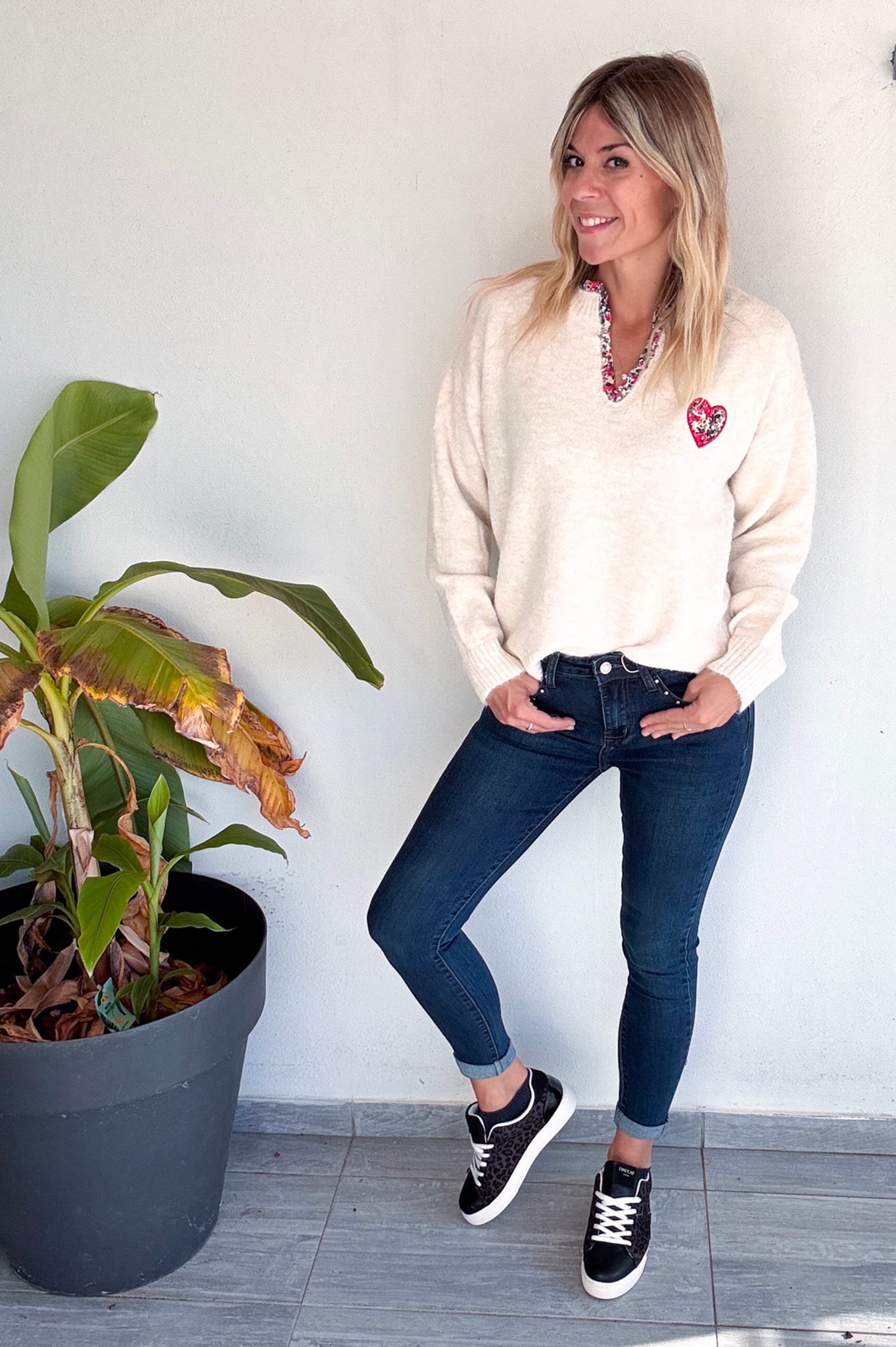 Pull beige clair col V fleuri 
