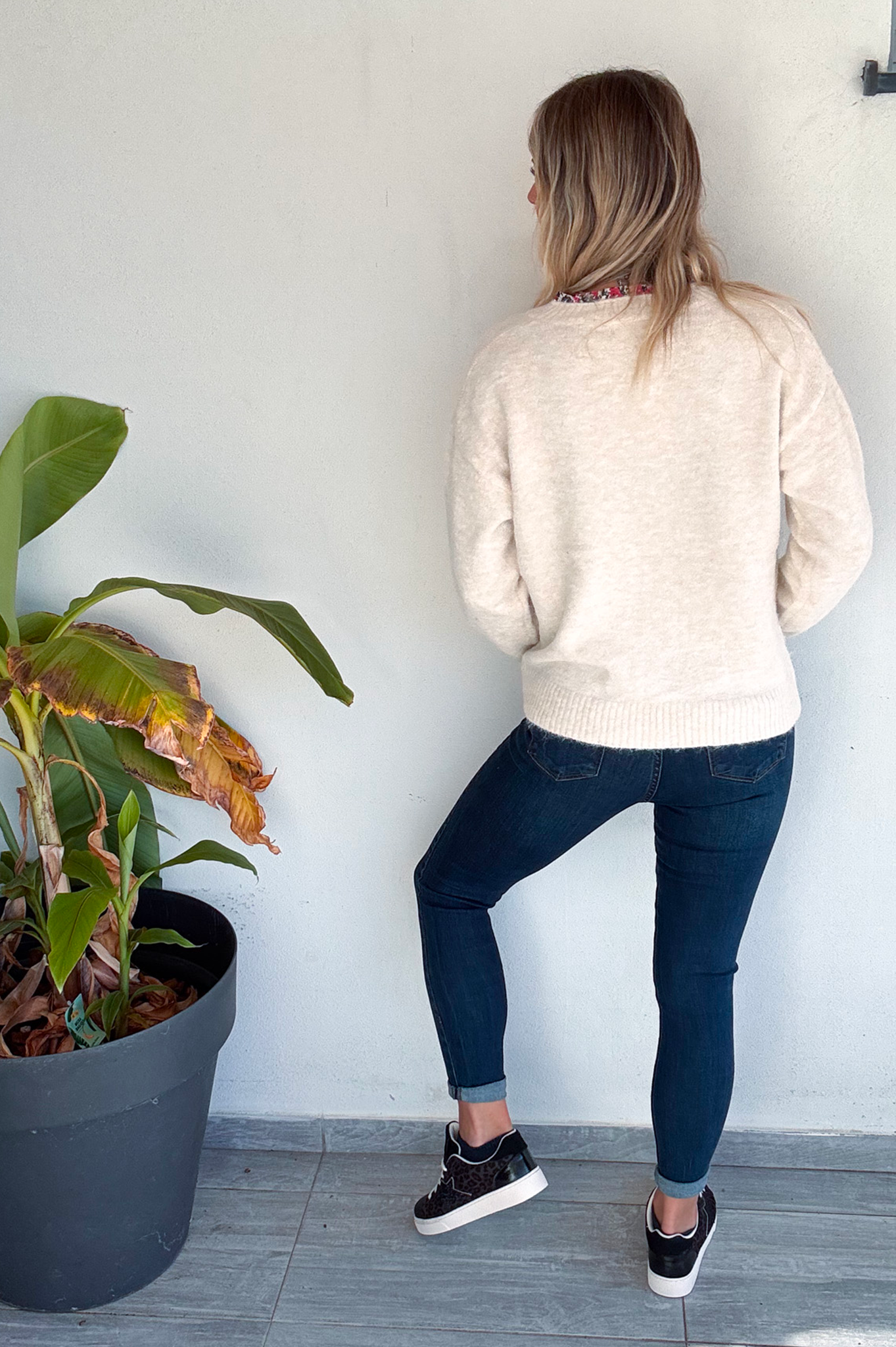 Pull beige clair col V fleuri 
