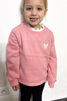 Sweat rose avec coeur blanc brodé enfant 