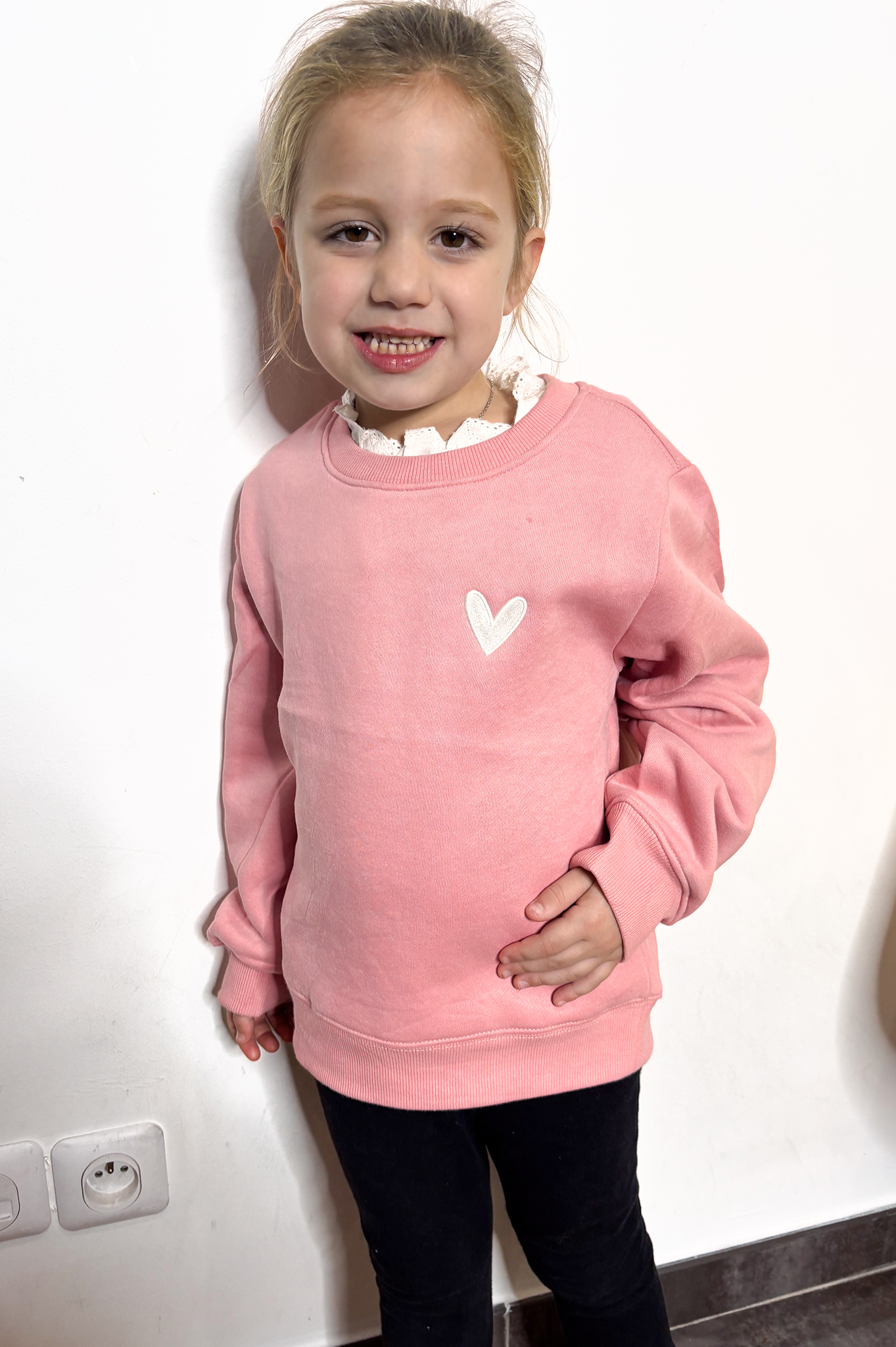 Sweat rose avec coeur blanc brodé fille 