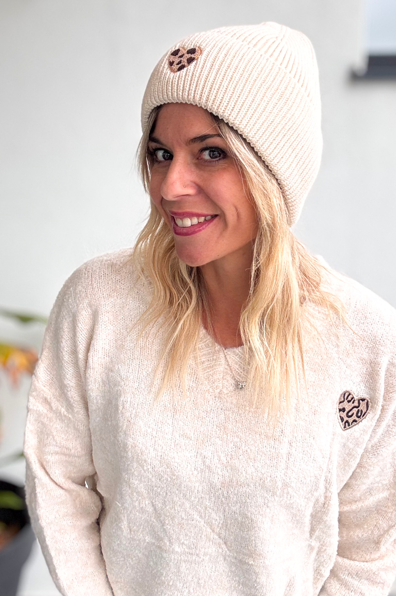 Bonnet en maille avec coeur léopard brodé 